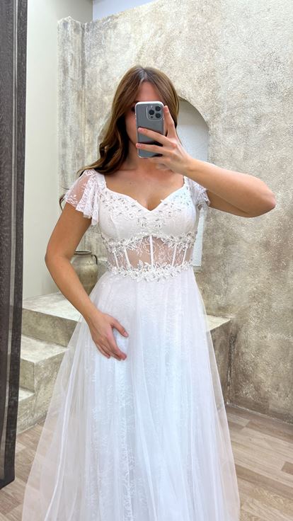Vestido de noche blanco de talla grande con busto bordado y encaje 