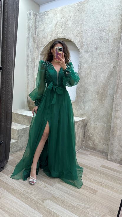 Vestido de noche de tul con diseño bordado y hombros descubiertos, color verde esmeralda