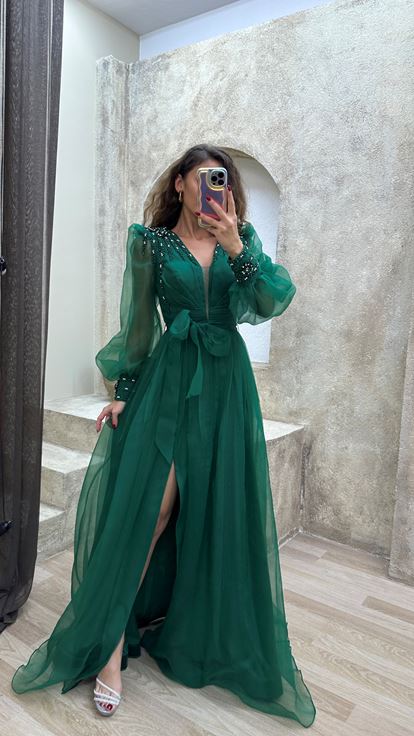 Vestido de noche de tul con diseño bordado y hombros descubiertos, color verde esmeralda