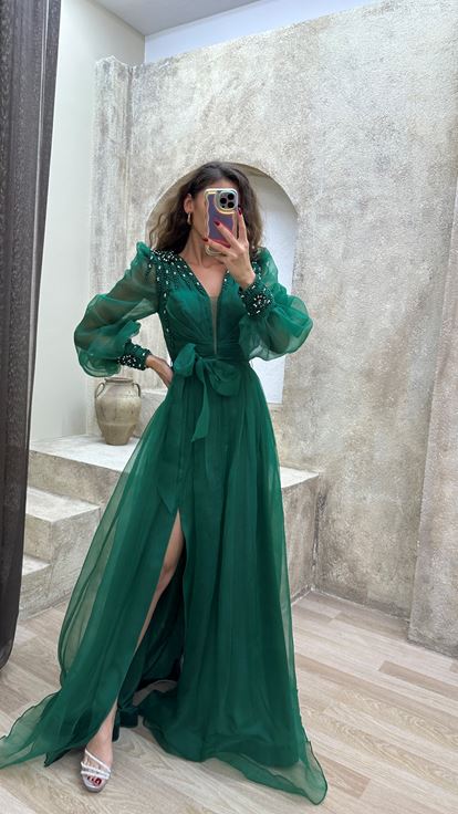 Vestido de noche de tul con diseño bordado y hombros descubiertos, color verde esmeralda