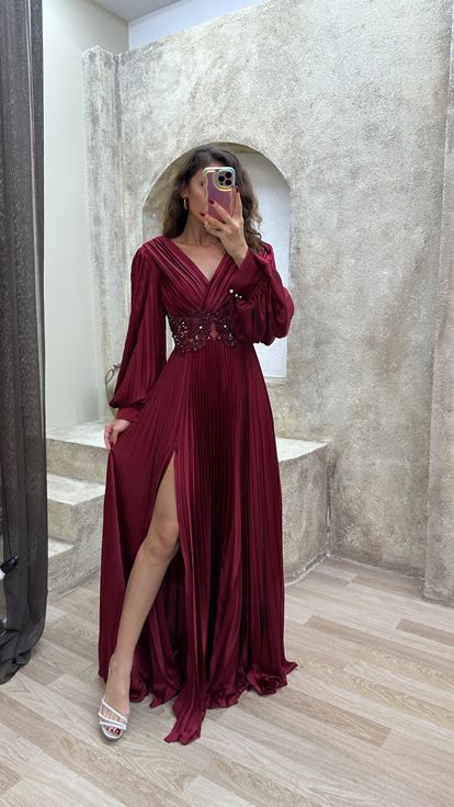 فستان سهرة من الساتان بتصميم أكمام بالون حمراء وخصر مطوي