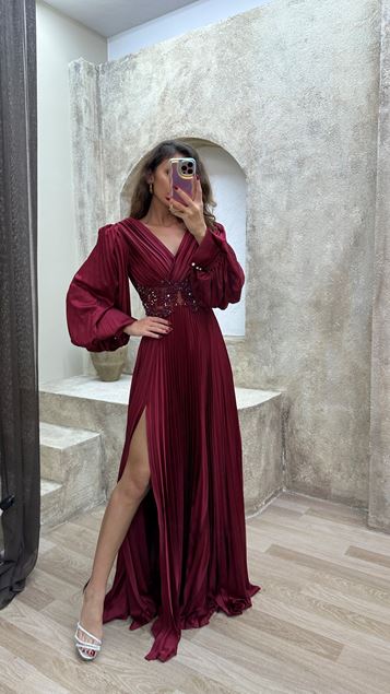Robe de soirée en satin rouge à manches ballon et taille plissée