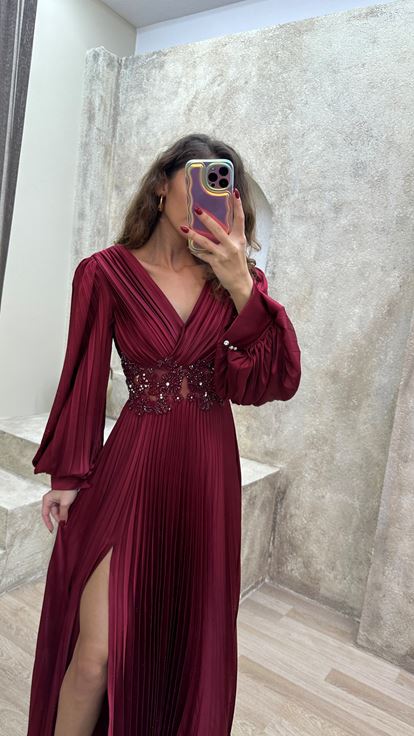 فستان سهرة من الساتان بتصميم أكمام بالون حمراء وخصر مطوي