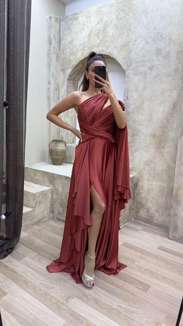 Abendkleid aus Satin in Fliesenfarben mit Ballonärmeln  Falten in der Taille und elegantem Design