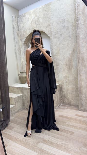Schwarzes Satin-Abendkleid mit Ballonärmeln und plissiertem Taillendetail