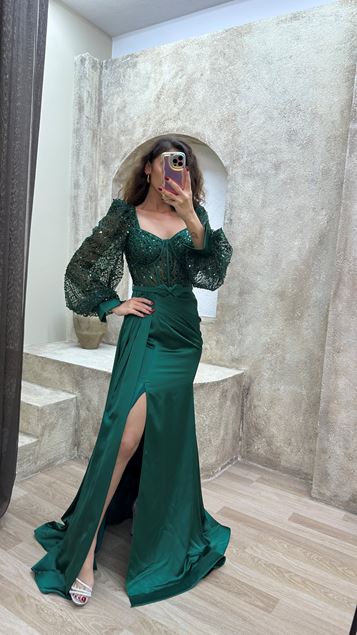 Vestido de noche con diseño bordado y detalle transparente con manga globo verde esmeralda