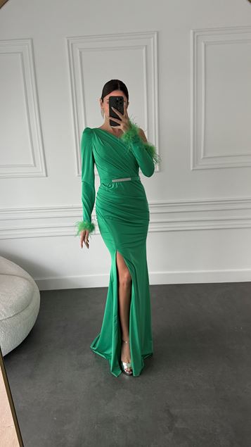 Grünes, einärmliges Abendkleid mit gerafftem Detail und Federdesign