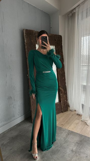 Abito da sera dal design piumato con maniche singole verdi