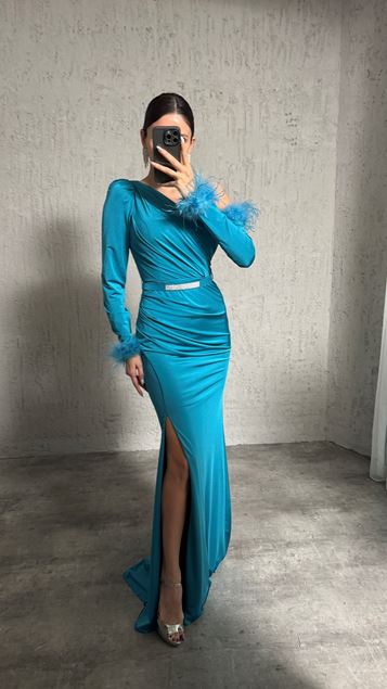 Türkisfarbenes  einärmeliges Abendkleid mit gerafften Details und Federn