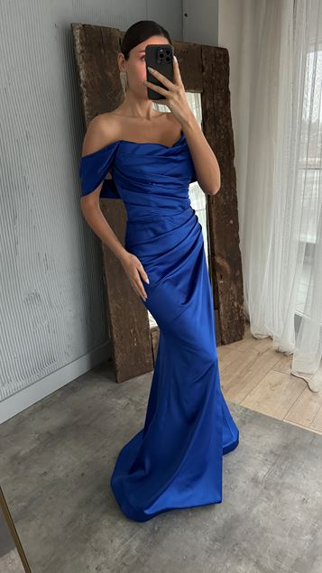 Vestido de noche de satén con diseño drapeado y detalle de hombros Sax