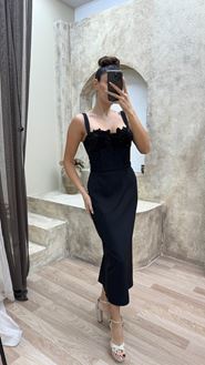 Siyah Göğsü İşleme Detay Tasarım Midi Boy Elbise