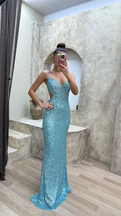 Vestido de lentejuelas con diseño de detalle en la espalda y correa de cuerda verde menta