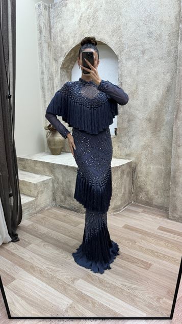 Vestido de noche de diseño especial con detalle de borla negra