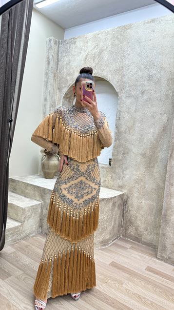 Vestido de noche de diseño especial con detalle de borla beige