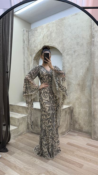 Beigefarbenes, besticktes Abendkleid mit Cape-Ärmeln und besonderem Design