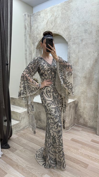 Beigefarbenes, besticktes Abendkleid mit Cape-Ärmeln und besonderem Design