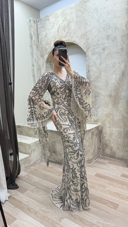Beigefarbenes, besticktes Abendkleid mit Cape-Ärmeln und besonderem Design