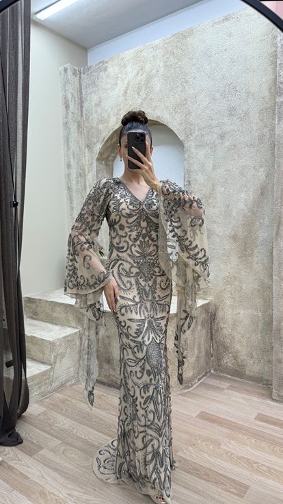 Beigefarbenes, besticktes Abendkleid mit Cape-Ärmeln und besonderem Design