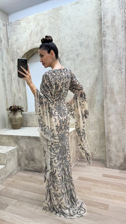 Beigefarbenes, besticktes Abendkleid mit Cape-Ärmeln und besonderem Design