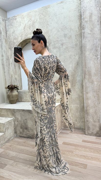 Beigefarbenes, besticktes Abendkleid mit Cape-Ärmeln und besonderem Design