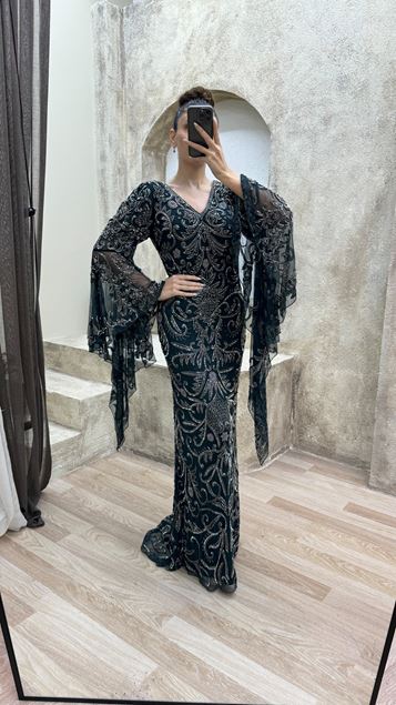 Vestido de noche bordado con diseño especial y manga capa verde esmeralda