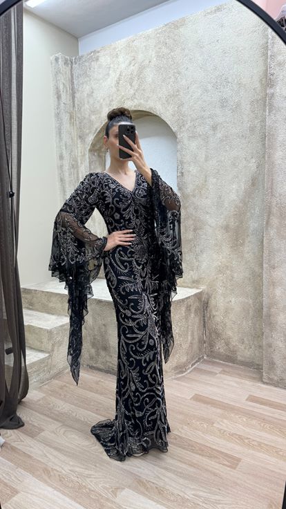 Robe de soirée brodée noire à manches cape, design spécial