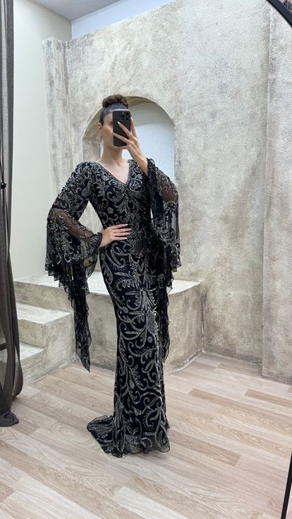 Robe de soirée brodée noire à manches cape, design spécial