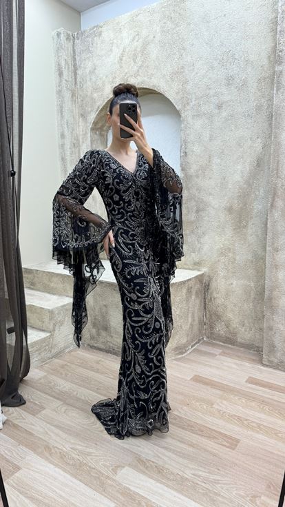 Robe de soirée brodée noire à manches cape, design spécial