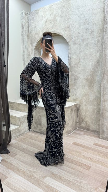 Robe de soirée brodée noire à manches cape, design spécial