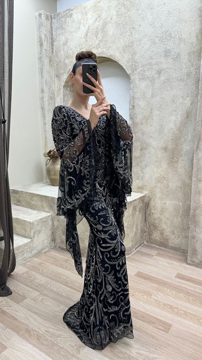 Robe de soirée brodée noire à manches cape, design spécial