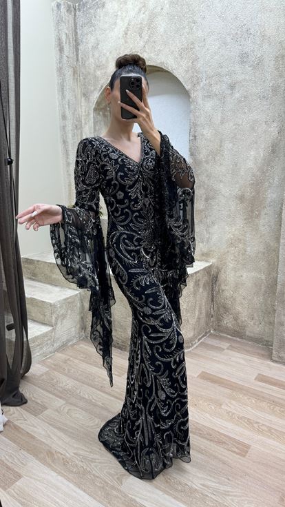 Robe de soirée brodée noire à manches cape, design spécial