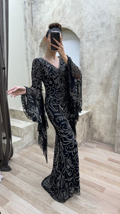 Robe de soirée brodée noire à manches cape, design spécial