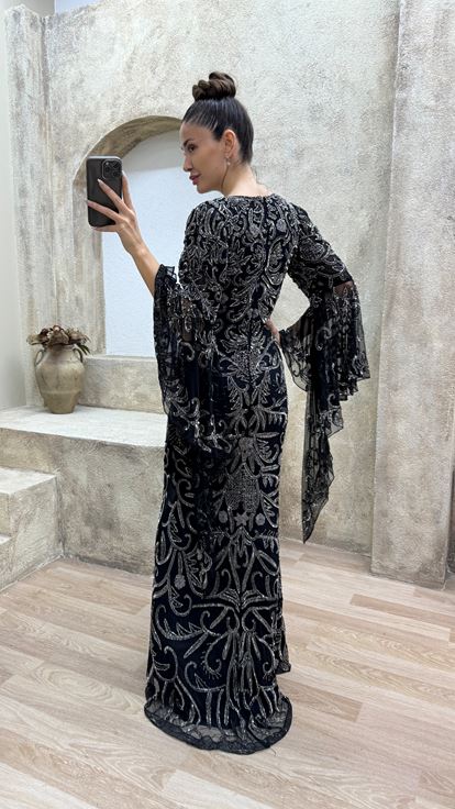 Robe de soirée brodée noire à manches cape, design spécial