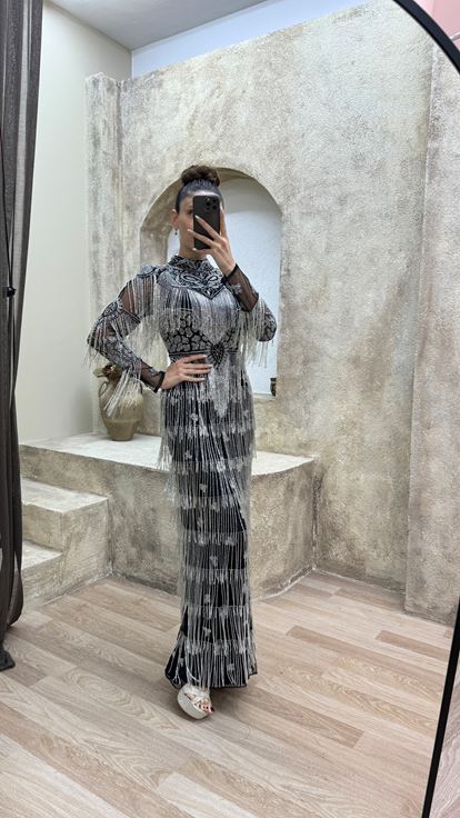 Schwarzes  mehrlagiges Abendkleid mit Quastendetails und besonderem Design