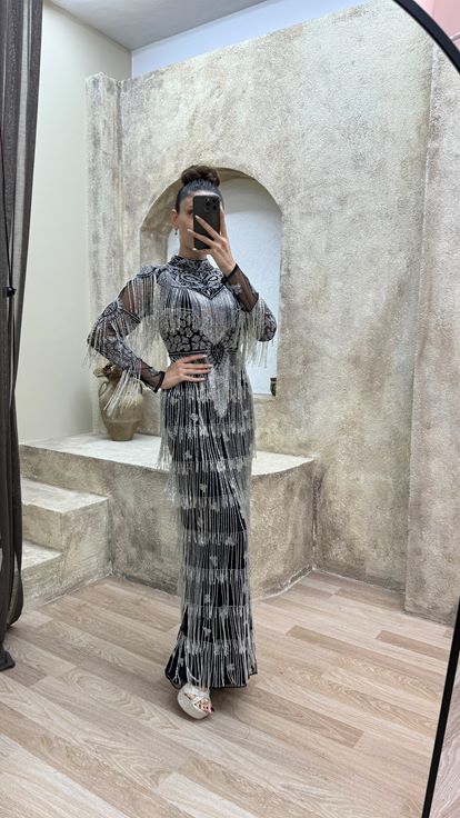 Schwarzes  mehrlagiges Abendkleid mit Quastendetails und besonderem Design