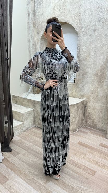 Schwarzes  mehrlagiges Abendkleid mit Quastendetails und besonderem Design