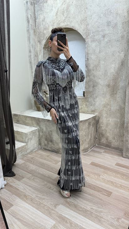 Schwarzes  mehrlagiges Abendkleid mit Quastendetails und besonderem Design