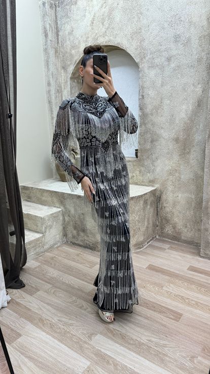Schwarzes  mehrlagiges Abendkleid mit Quastendetails und besonderem Design