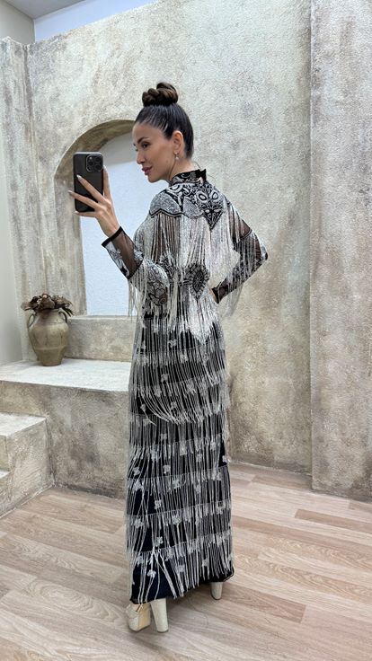 Schwarzes  mehrlagiges Abendkleid mit Quastendetails und besonderem Design