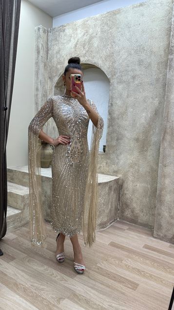 Vestido de noche bordado con diseño especial y manga tipo capa en color beige