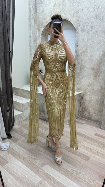 Vestido de noche bordado con diseño especial y manga capa amarilla