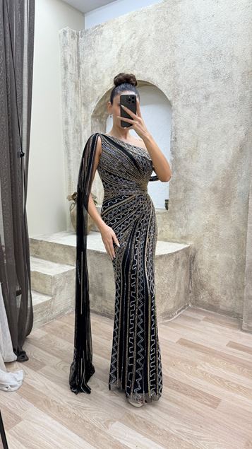 Schwarzes Abendkleid mit One-Shoulder-Umhangärmeln, besonderem Design und Stickerei