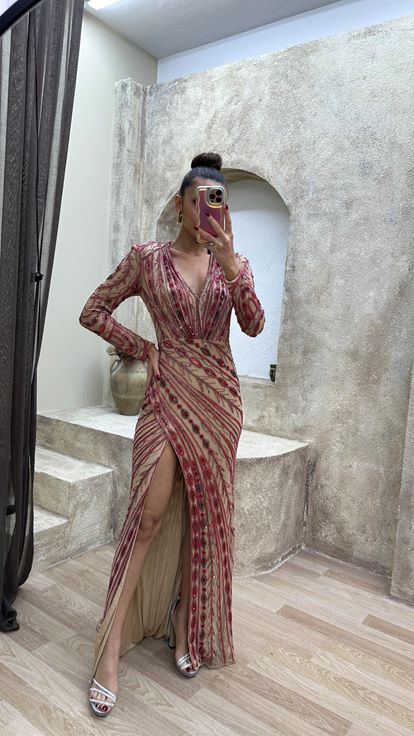 فستان سهرة مصمم خصيصاً ومزين بأحجار الفوشيا