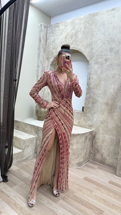 فستان سهرة مصمم خصيصاً ومزين بأحجار الفوشيا