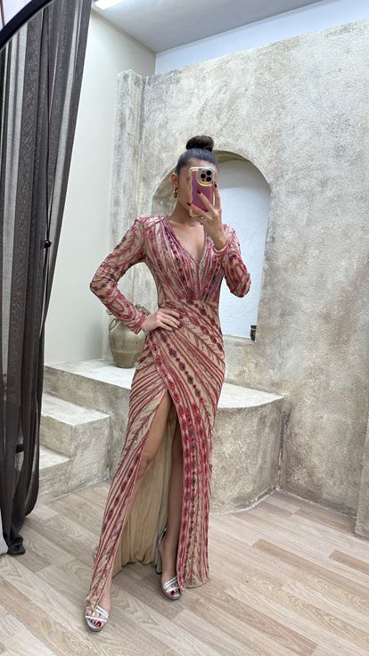 فستان سهرة مصمم خصيصاً ومزين بأحجار الفوشيا