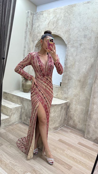 فستان سهرة مصمم خصيصاً ومزين بأحجار الفوشيا