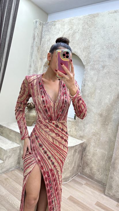 فستان سهرة مصمم خصيصاً ومزين بأحجار الفوشيا