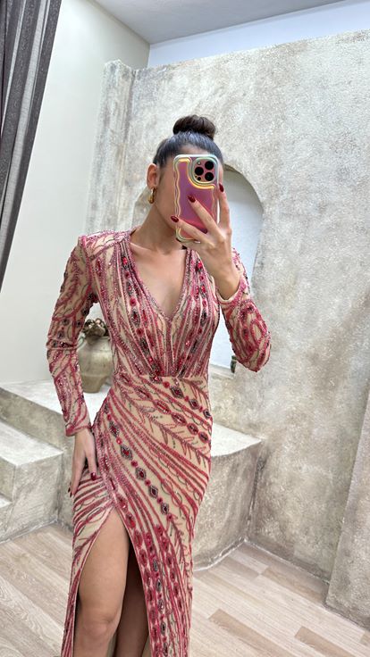 فستان سهرة مصمم خصيصاً ومزين بأحجار الفوشيا