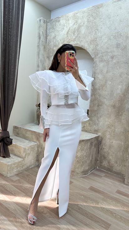 Robe de créateur blanche à fente ornée de pierres superposées