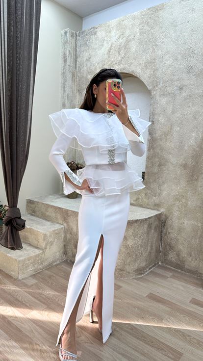 Robe de créateur blanche à fente ornée de pierres superposées